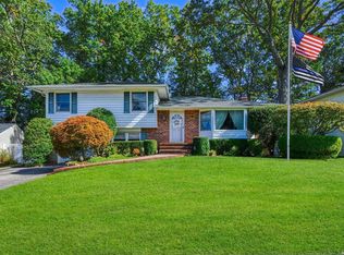 13 Wood Dr, Oyster Bay, NY 11771
