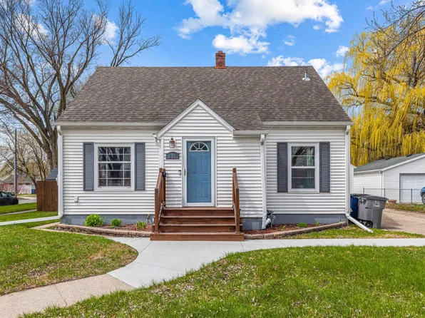 601 11th St N, Moorhead, MN 56560