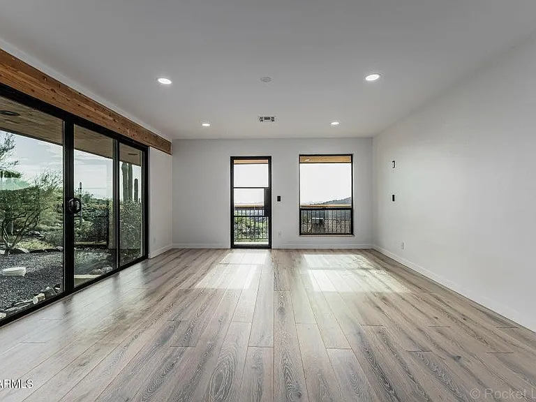 6111 E Victoria Dr — Photo 19