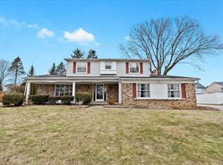 860 Huntsford Dr, Troy, MI 48084
