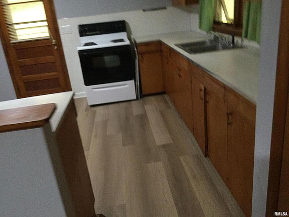 4th image of 311 E Poplar St