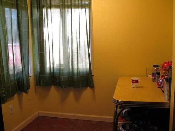 Kitchen/Cozy Eat Area