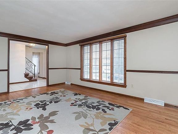 3rd image of 416 Deer Park Dr W