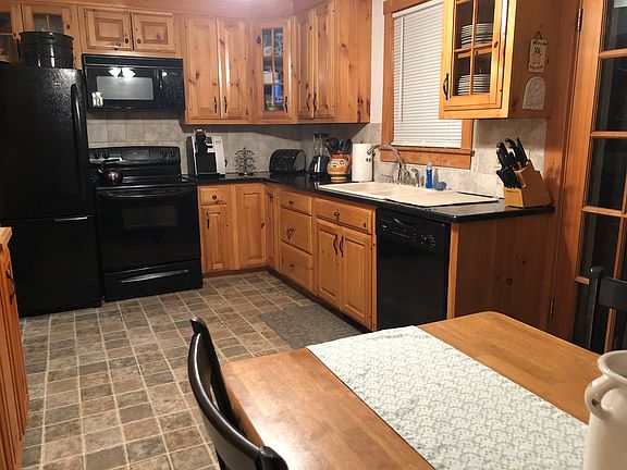 Large comfortable eat in kitchen w dishwasher, Keurig and ice maker.