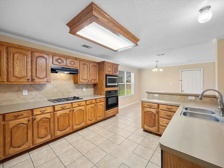 1100 Camelot Dr — Photo 13