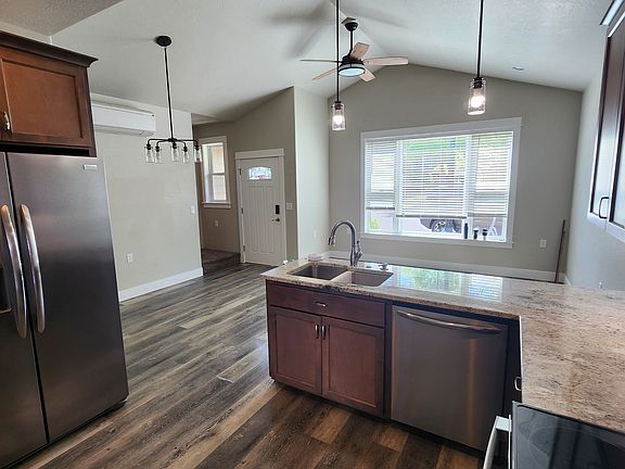 4th image of 516 Blue Moon Dr