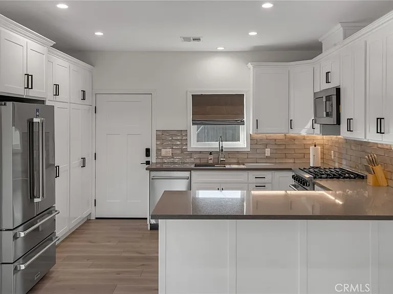 22434 Berdon St — Photo 10