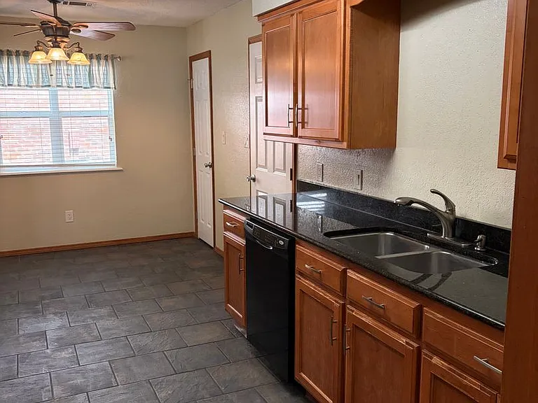 9313 Houston St — Photo 5