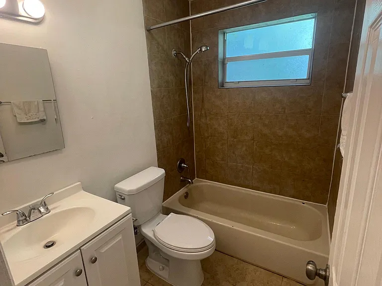 1005 SW 7th Ter — Photo 12