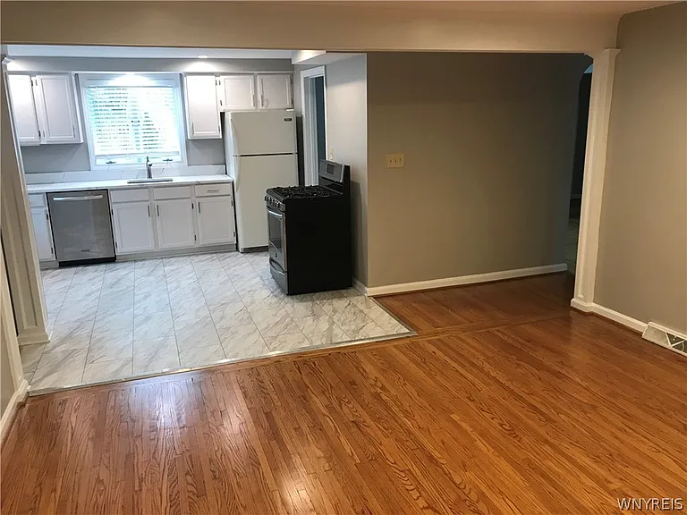 88 E Royal Pkwy — Photo 8