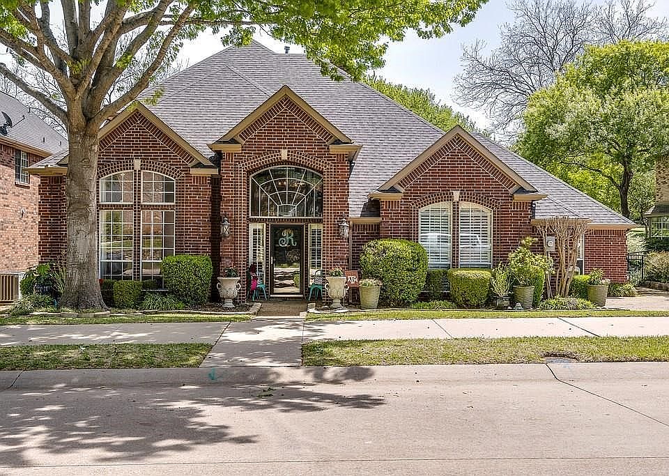 Stunning 2731 Brookside Lane.. Mature landscaping - great curb appeal... GOLF COURSE LOT!!