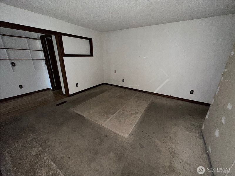 3rd image of 34 E Glass Avenue