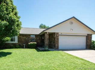 17785 S Santa Fe Pl, Mounds, OK 74047