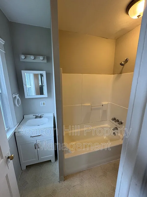 2 bed, 1.0 bath, 754 sqft, $1,100 — Photo 4