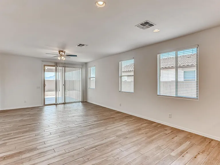 10819 W Lincoln St — Photo 7