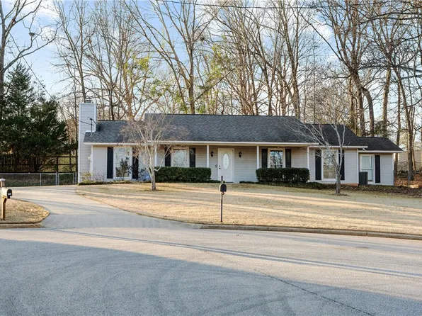1900 Hanson Ct, Opelika, AL 36801
