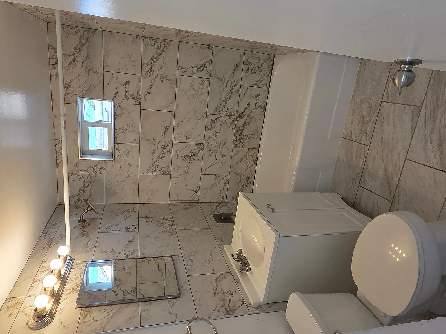 1 bed, 1.0 bath, 650 sqft, $900 — Photo 2