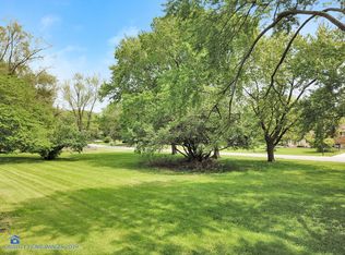 1S625 Lorraine Rd, Glen ellyn, IL 60137