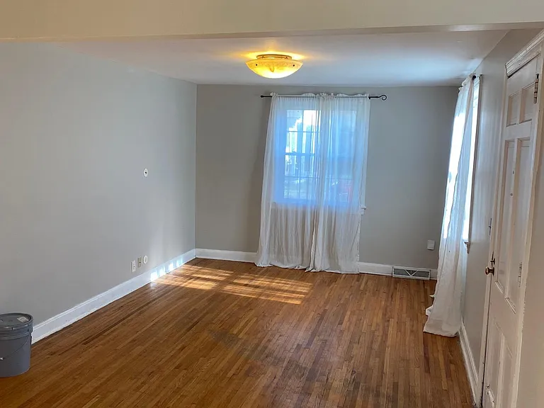 941 W Greenwood Ave — Photo 3