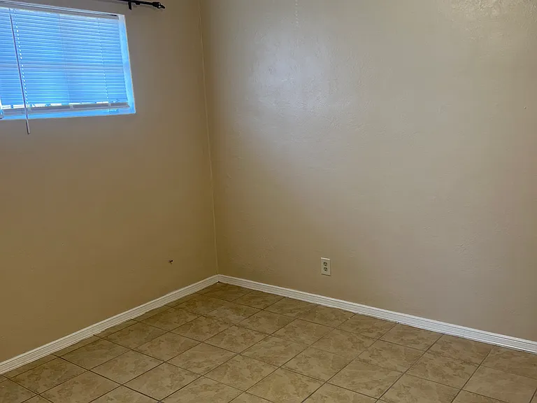 2332 Tremont Ave — Photo 9