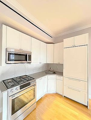 3rd image of 247 W 76th St #2D