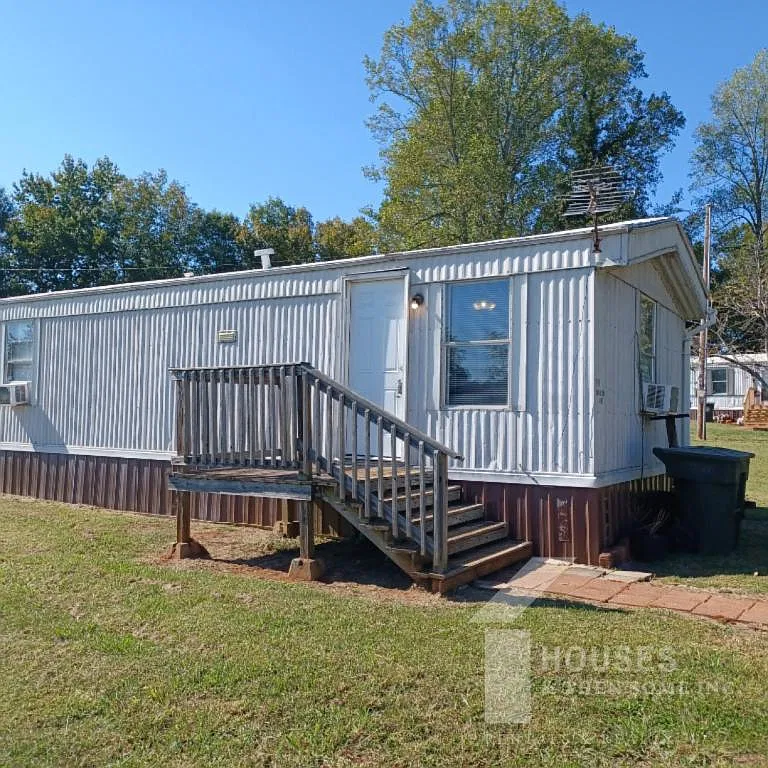 109 Smiley Dr — Photo 1