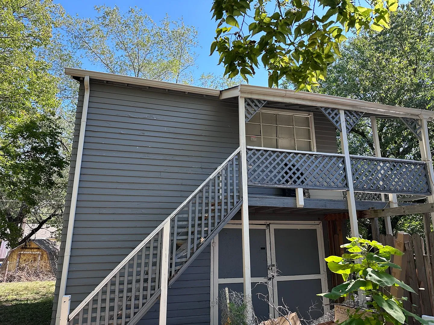 830 N Pershing Ave — Photo 1