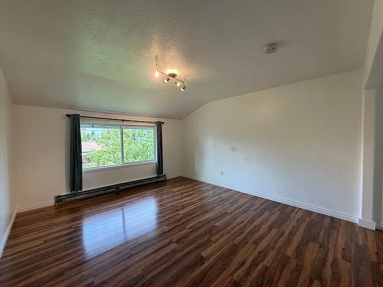 320 Thomas Cir — Photo 5