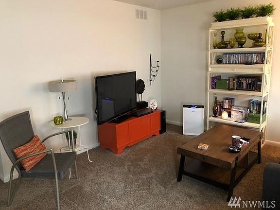 4th image of 1087 Cedar Ave #3