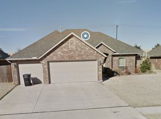 633 SW 28th St, Moore, OK 73160