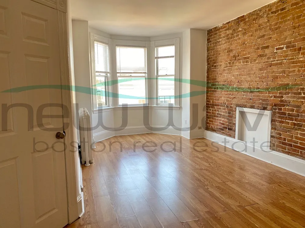 3 bed, 1100 sqft, $5,200 — Photo 2