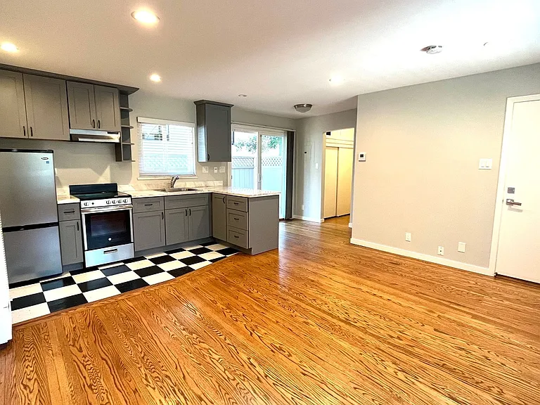 Bellevue Apartments — Photo 18
