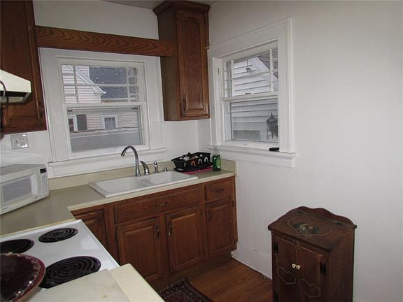 3rd image of 350 Woodland Dr SE