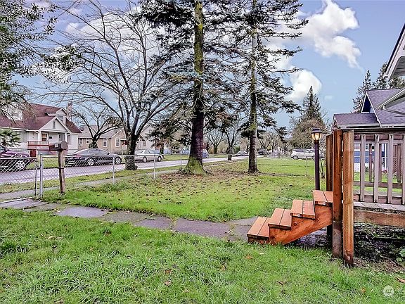 View from the entry to the street, yard is fenced in the front.>