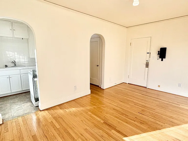 T0108 - Laurelview Apartments — Photo 8