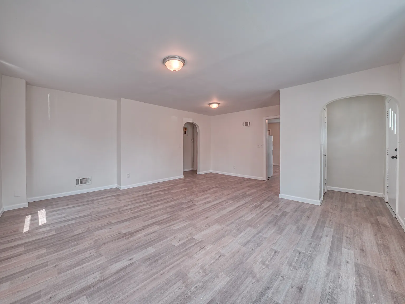5 bed, 2460 sqft, $2,300 — Photo 3