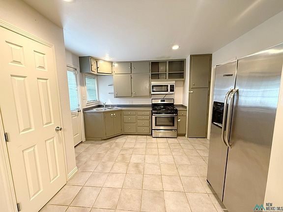 2nd image of 905 W 17th St