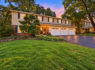 895 Ellynwood Dr, Glen Ellyn, IL 60137