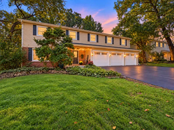 895 Ellynwood Dr, Glen Ellyn, IL 60137