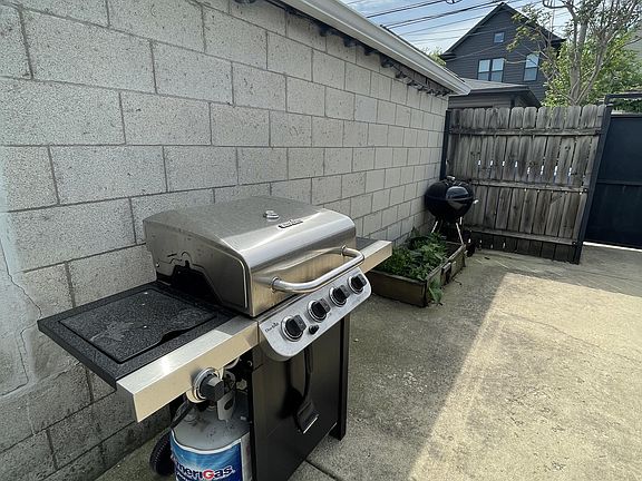 3rd image of 2432 N Rockwell St