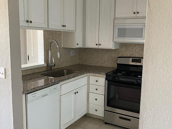5th image of 4441 Woodman Ave #304