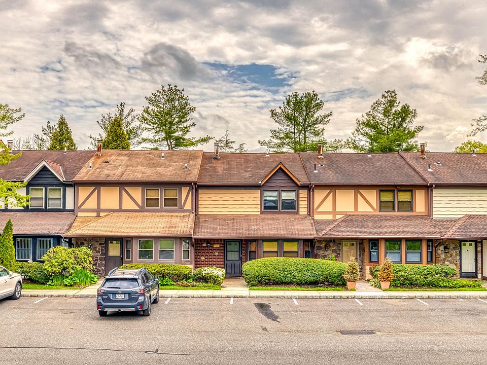 1st image of 8 Wimbledon Ct