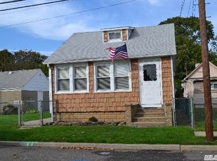 633 Woodland Dr, South Hempstead, NY 11550