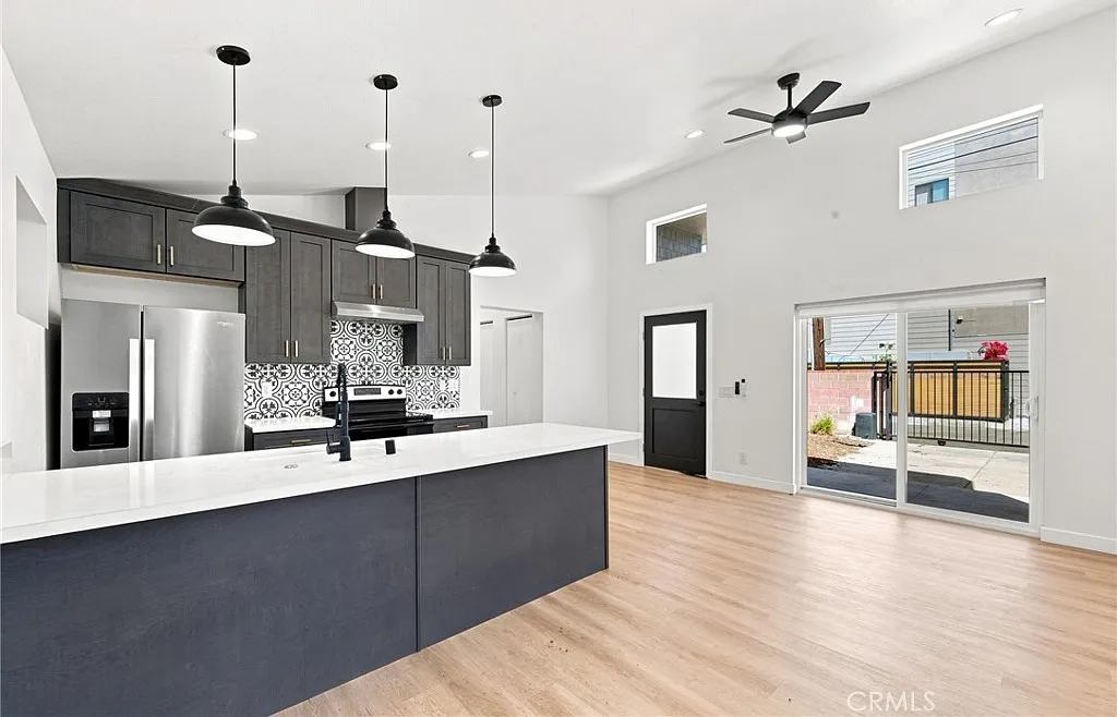 2 bed, 840 sqft, $3,071 — Photo 2