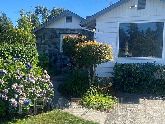 3rd image of 824 6th St SE