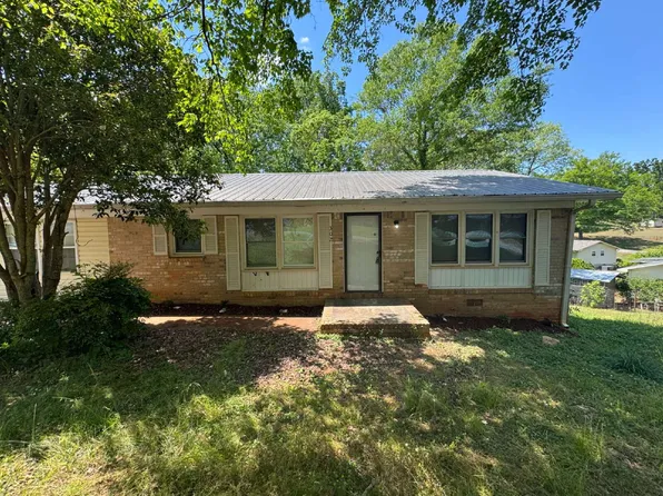 302 Brookview Dr, Talladega, AL 35160