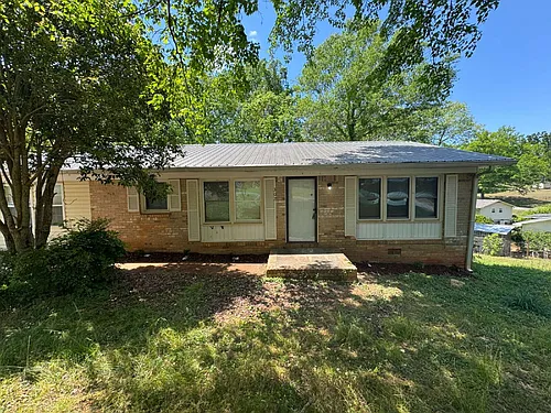 302 Brookview Dr Photo 1
