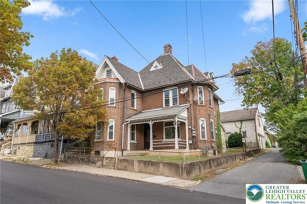 4 bed, 1.0 bath, 1136 sqft, $2,600 — Photo 1