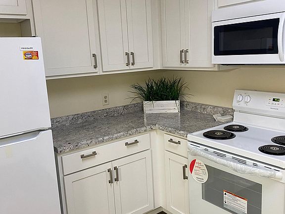 4th image of 3030 Badger Pl
