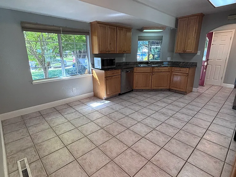 4992 Mattos Dr — Photo 8